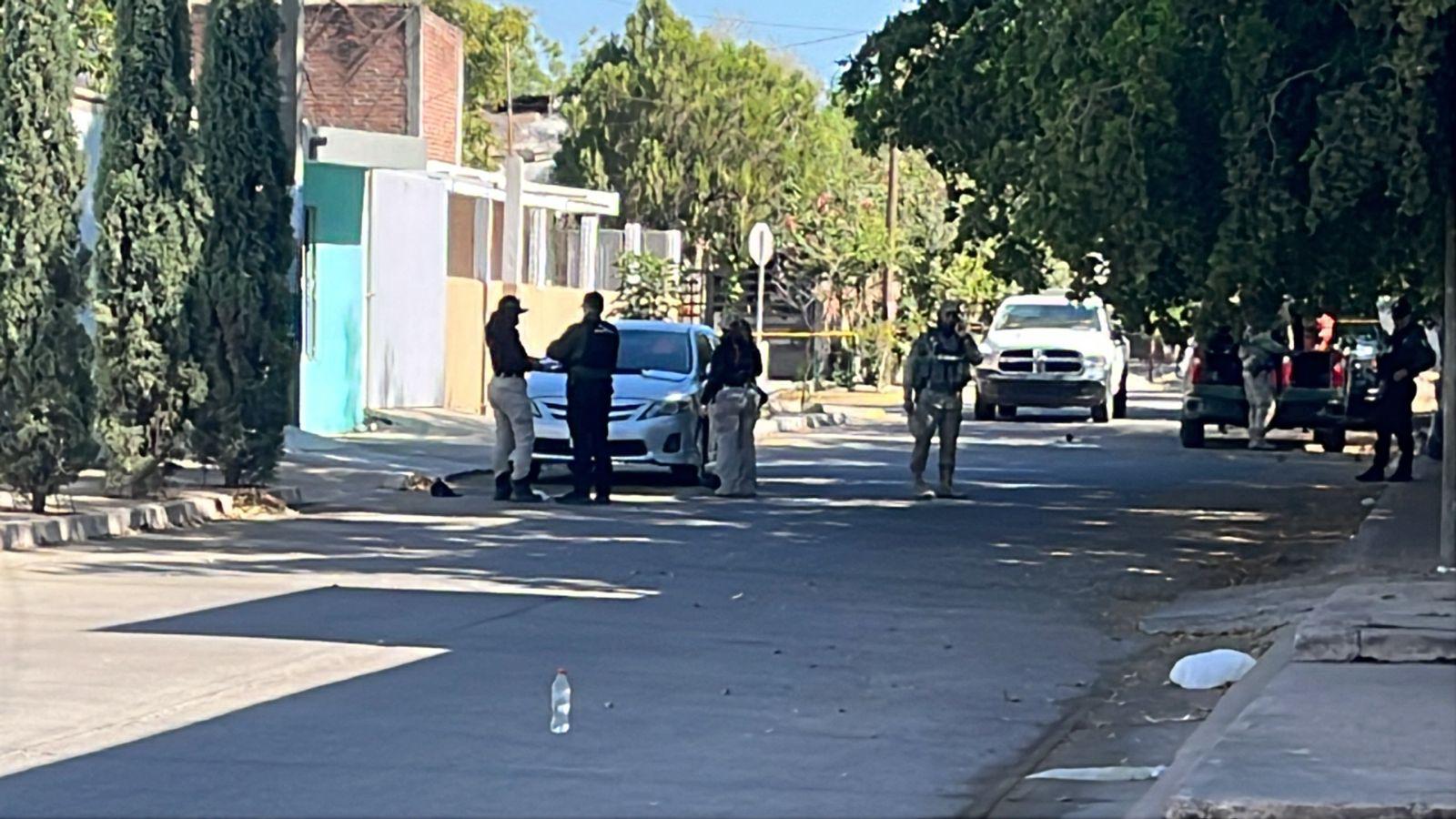 $!Atacan a balazos a un hombre en la colonia Aurora, en Culiacán; dejan una cachucha de la víctima