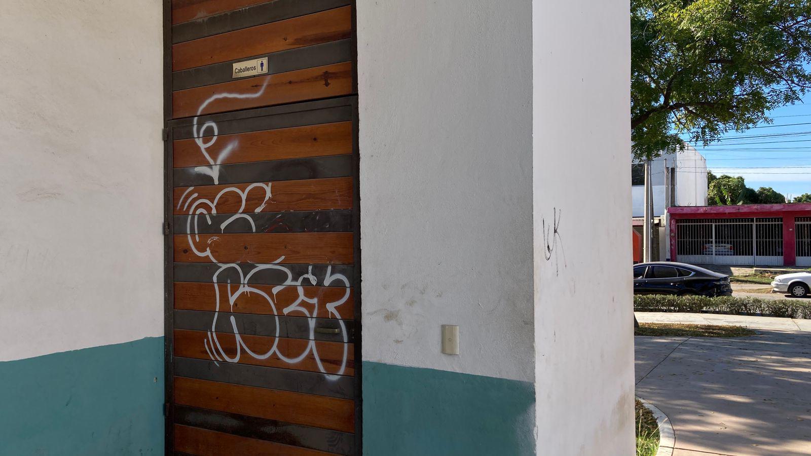 $!Grafitis dañan espacios del Parque Lineal en Mazatlán