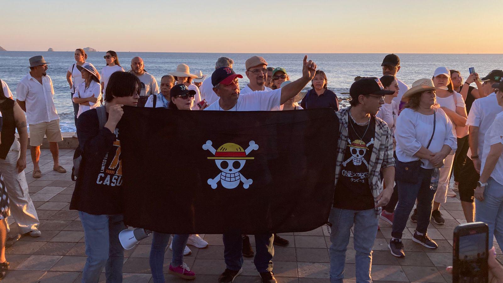 $!Mazatlecos exigen paz y revocación de mandato en marcha en el malecón