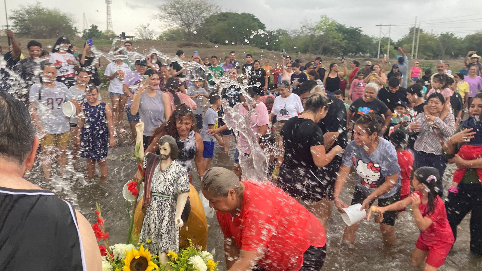 $!Cumplen en Villa Unión con el tradicional baño a San Juan Bautista en el Río Presidio