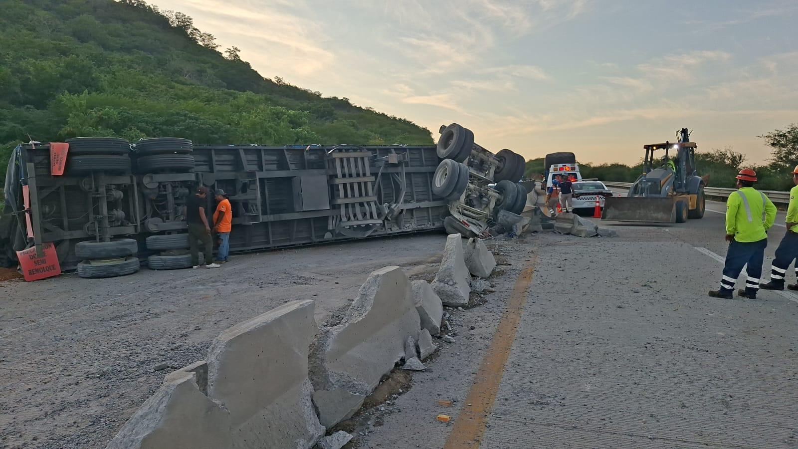 $!Tráiler vuelca y bloquea carril del Libramiento Mazatlán