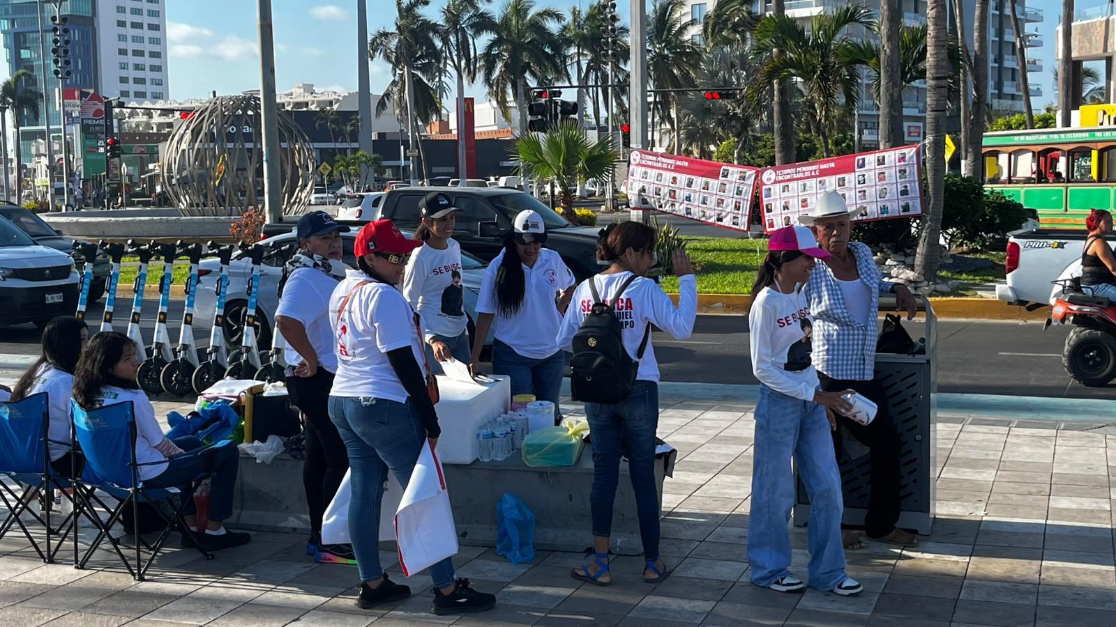 $!Continúan colectivos de madres buscadoras con una intensa jornada de boteo en Mazatlán