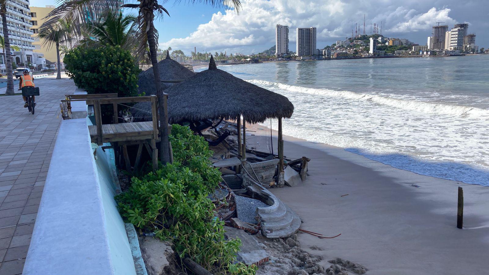 $!Daños en palapas en Mazatlán alcanza en algunos casos hasta el 90%, reportan