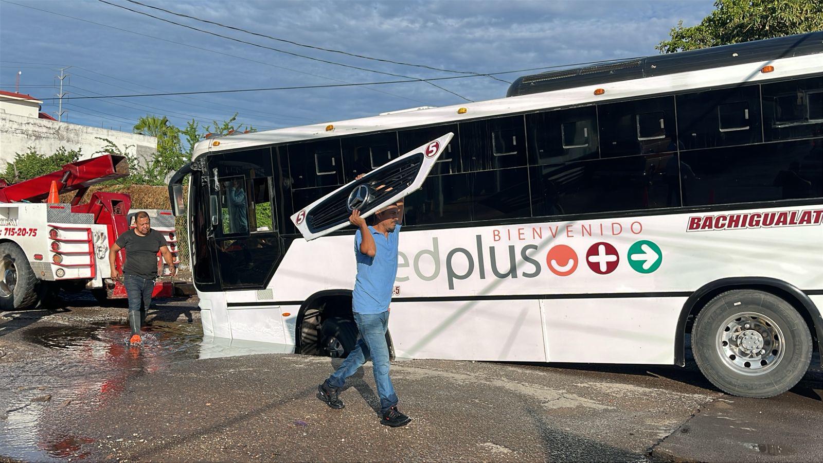 $!Camión urbano cae en socavón en la colonia Infonavit Humaya; no hubo personas lesionadas