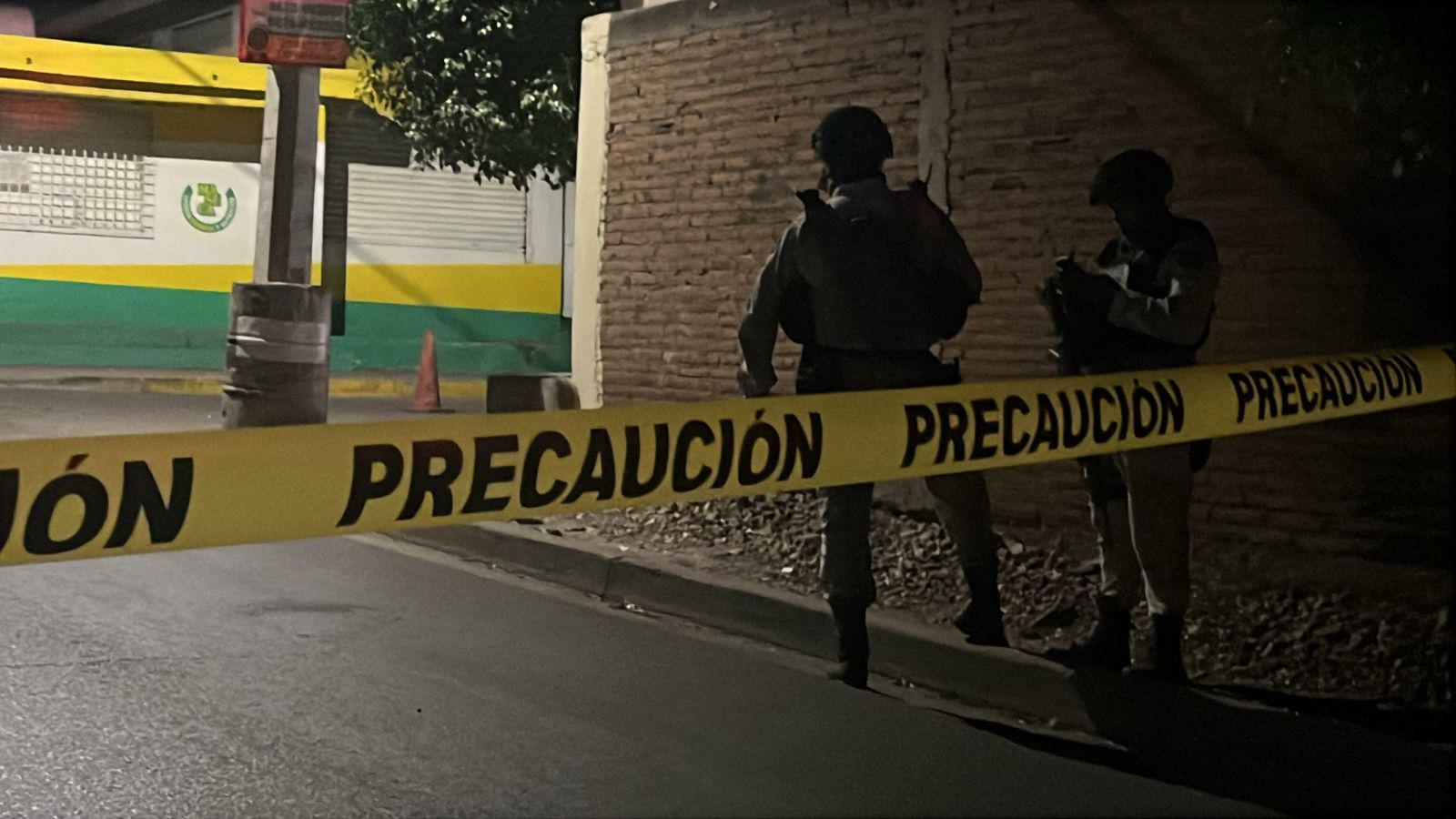 $!Asesinan a balazos a un hombre y hieren a mujer dentro de taquería en Culiacán