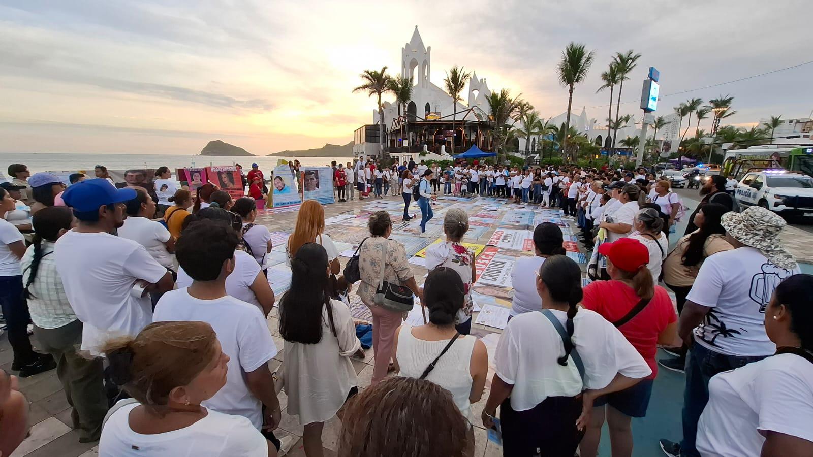 $!Familias de desaparecidos convierten el malecón de Mazatlán en espacio de protesta y memoria
