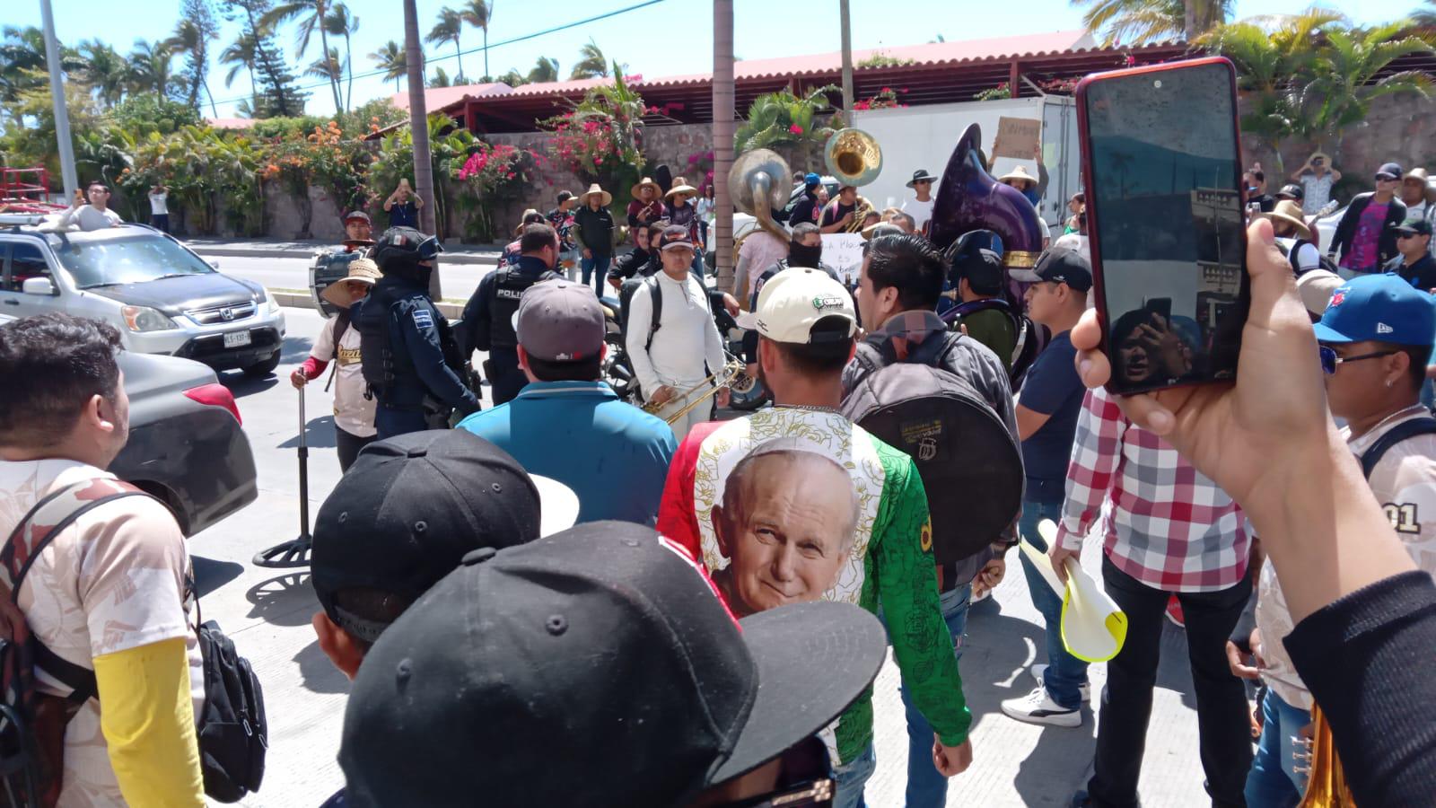 $!Se manifiestan músicos tocando y con marcha en plena zona turística