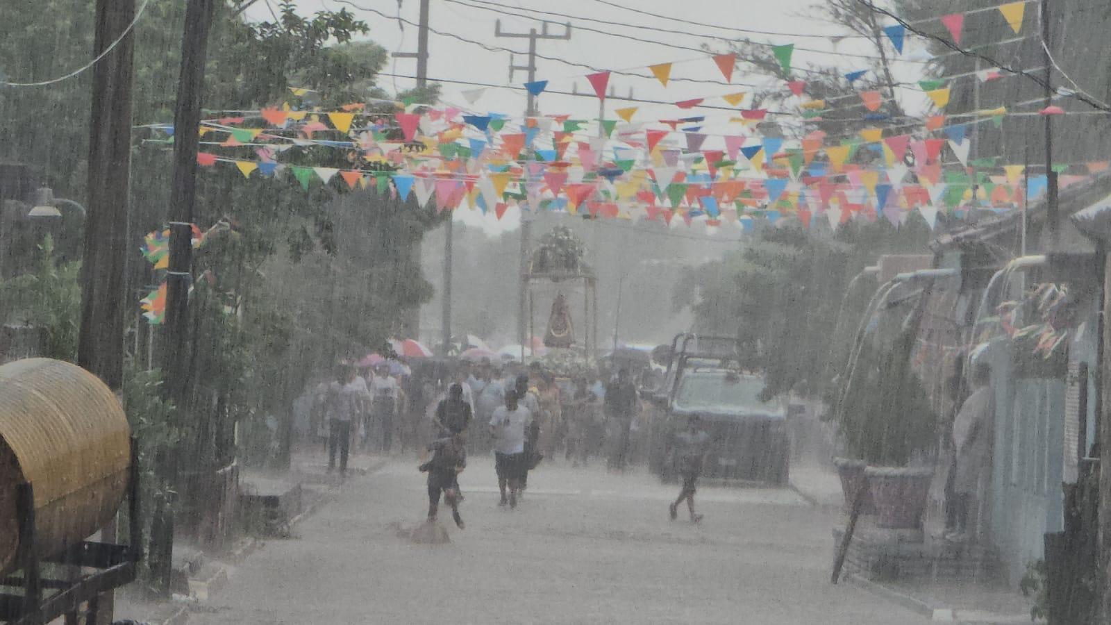 $!Ni la lluvia ‘apagó’ su fe; celebran a la Virgen de Loreto en Cacalotán, en Rosario