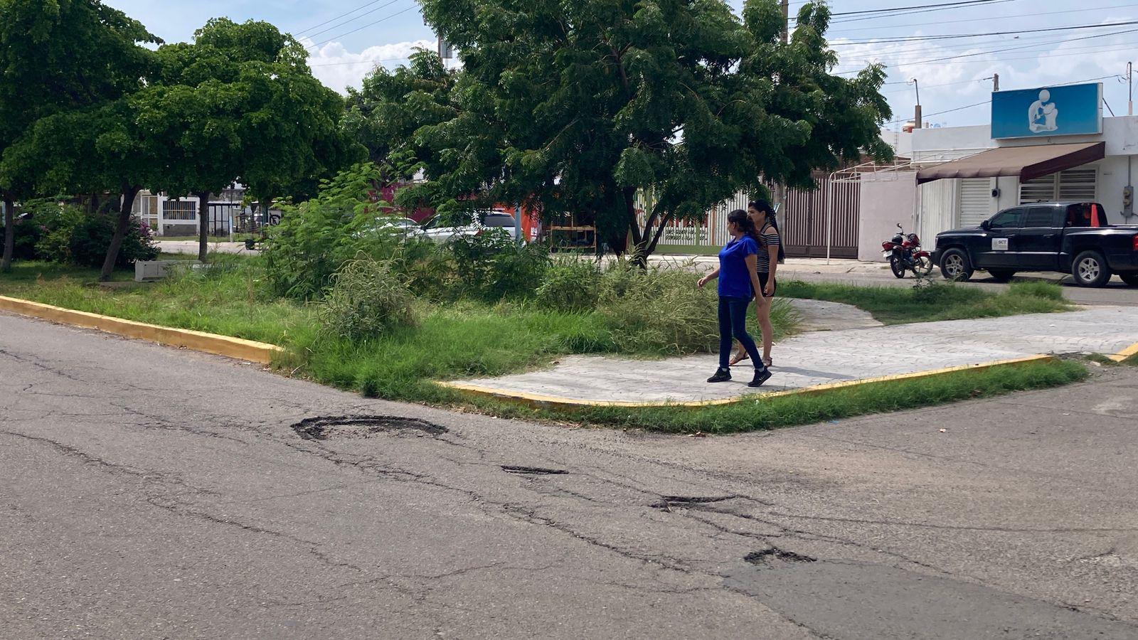 $!Presencia de baches en avenida de Los Venados, en Mazatlán, ponen en peligro a automovilistas