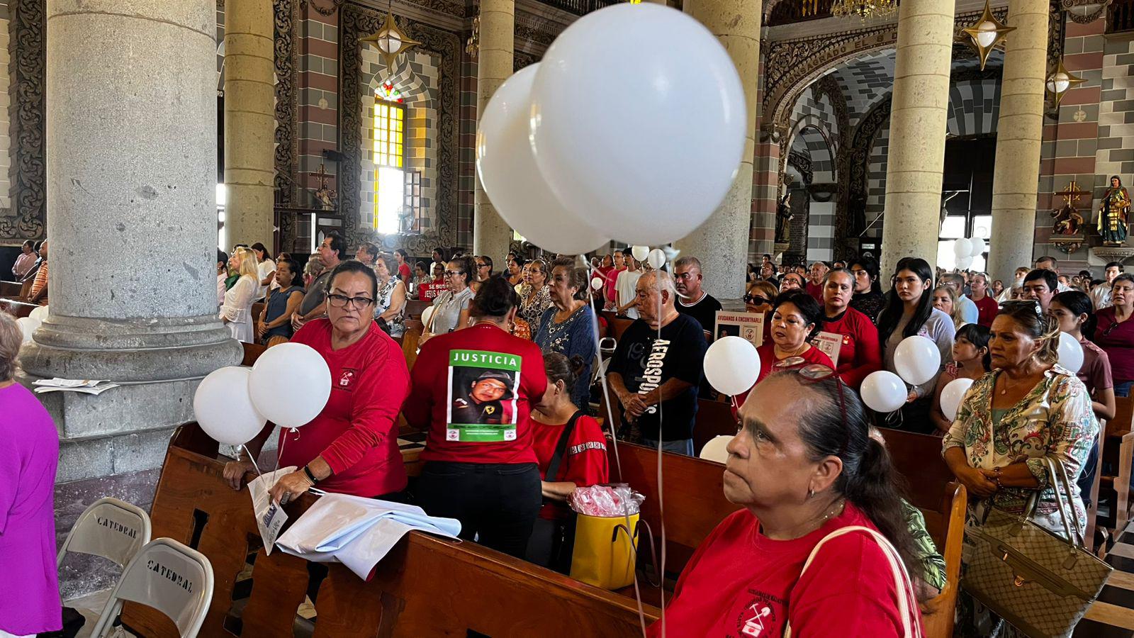 $!Elevan plegaria por sus desaparecidos en Catedral de Mazatlán