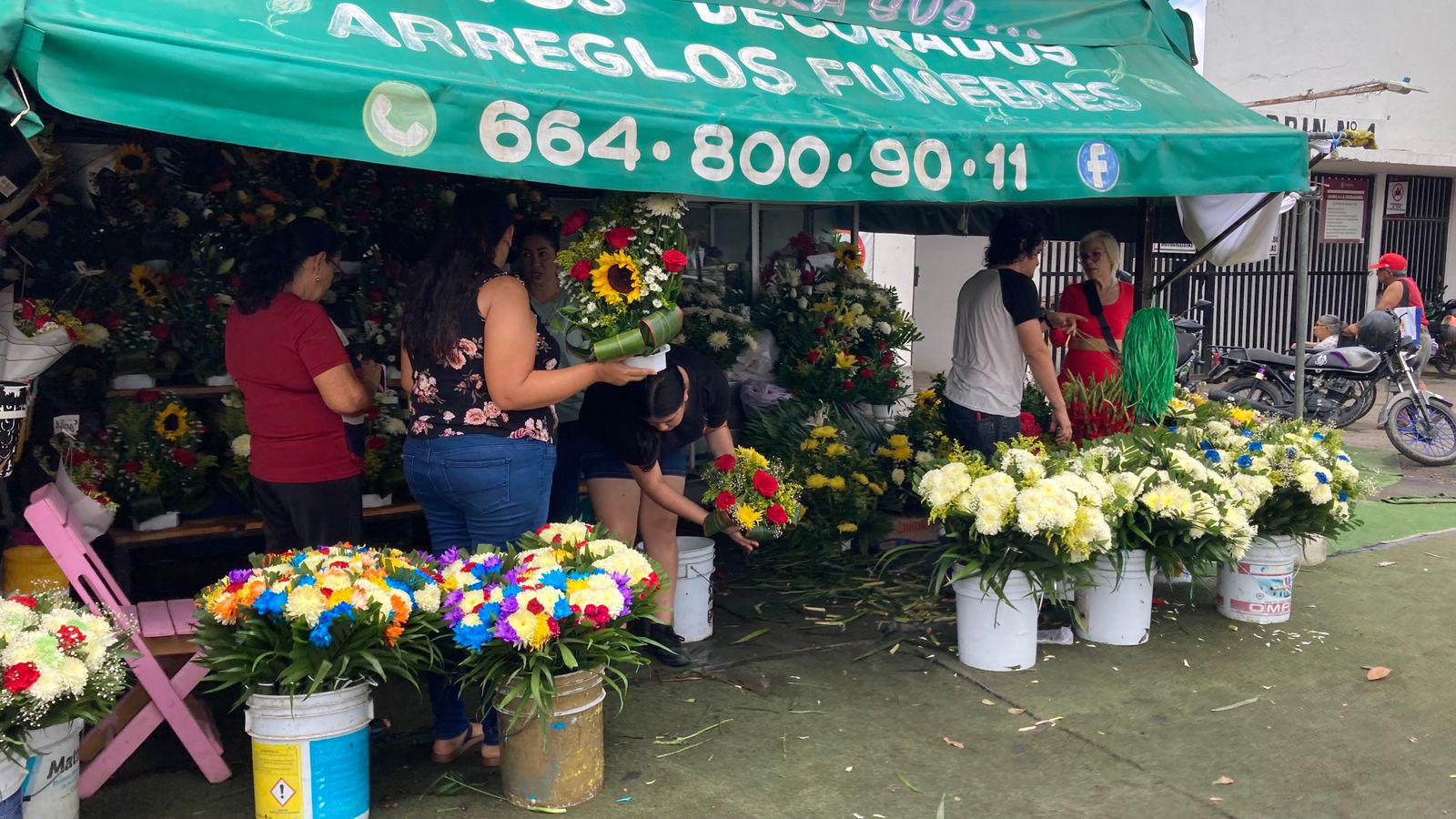 $!Familias mazatlecas acuden a los panteones para honrar a sus padres