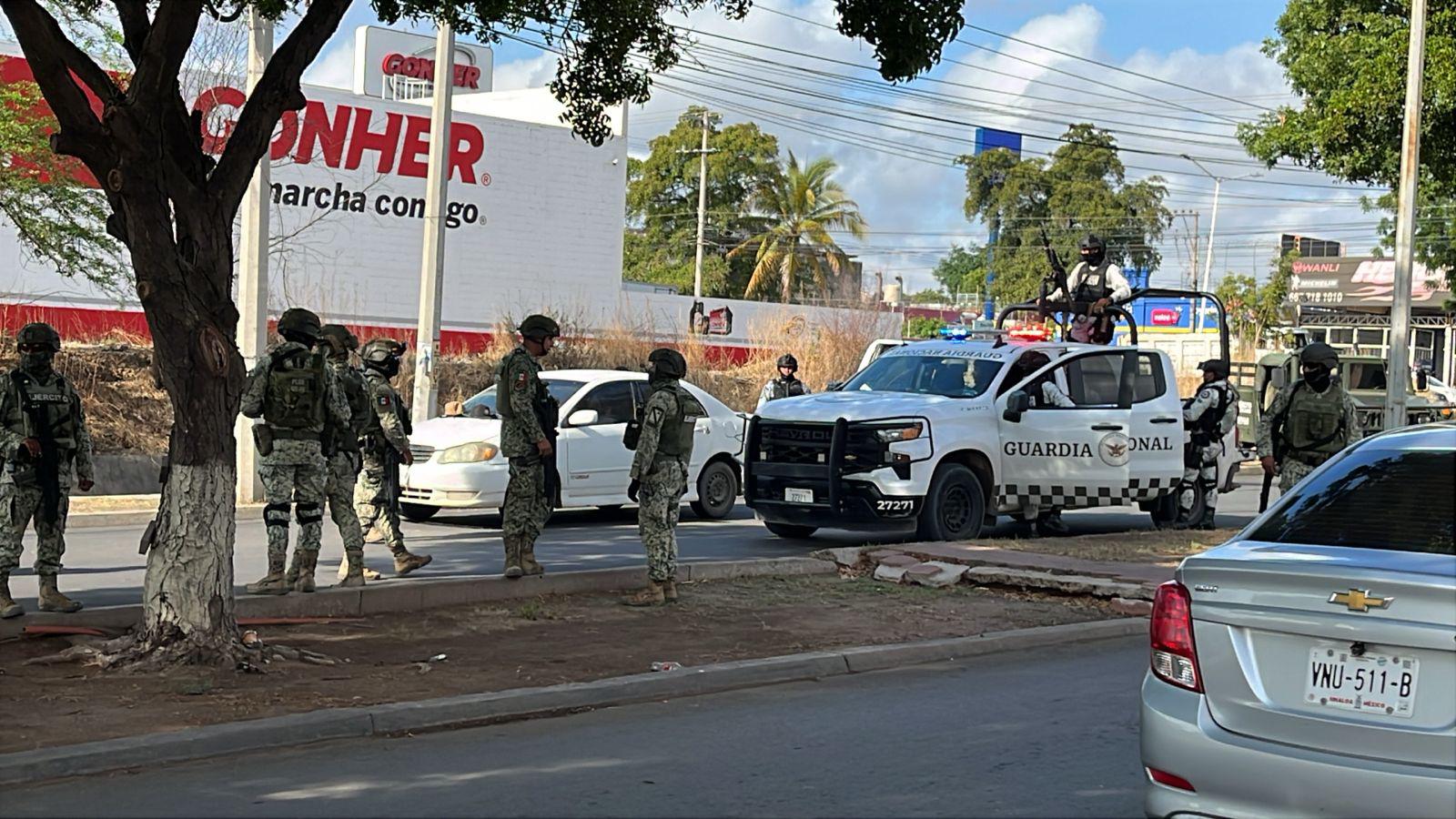 $!Detienen a tres jóvenes y aseguran vehículo en la colonia Emiliano Zapata, en Culiacán