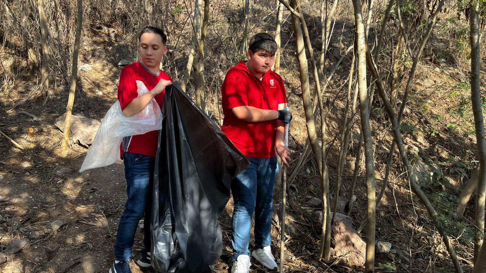 $!Recolectan más de 470 kilos de basura en jornada de limpieza en el Faro Mazatlán