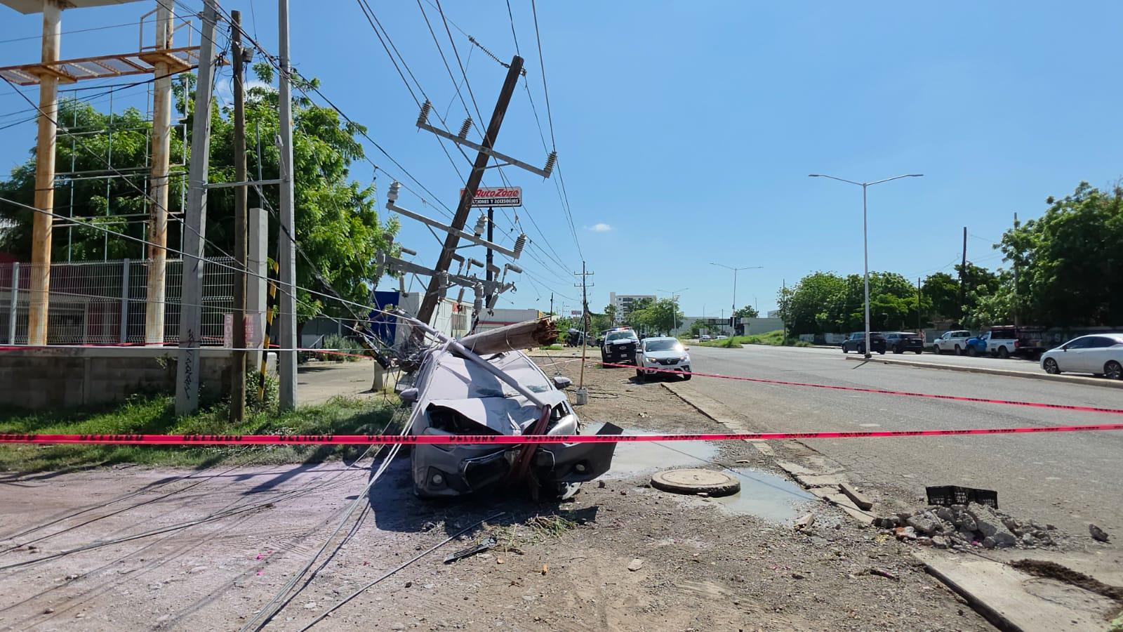 $!Conductora resulta herida tras chocar contra poste al norte de Culiacán