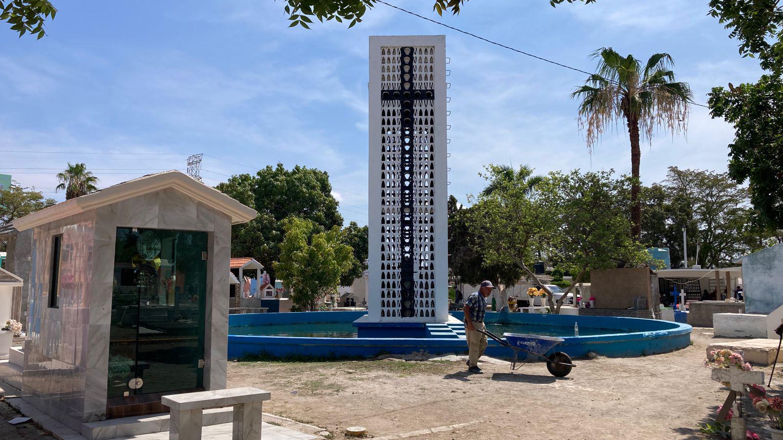 $!Familias mazatlecas acuden a panteones para hacer limpieza y arreglos previo al Día del Padre