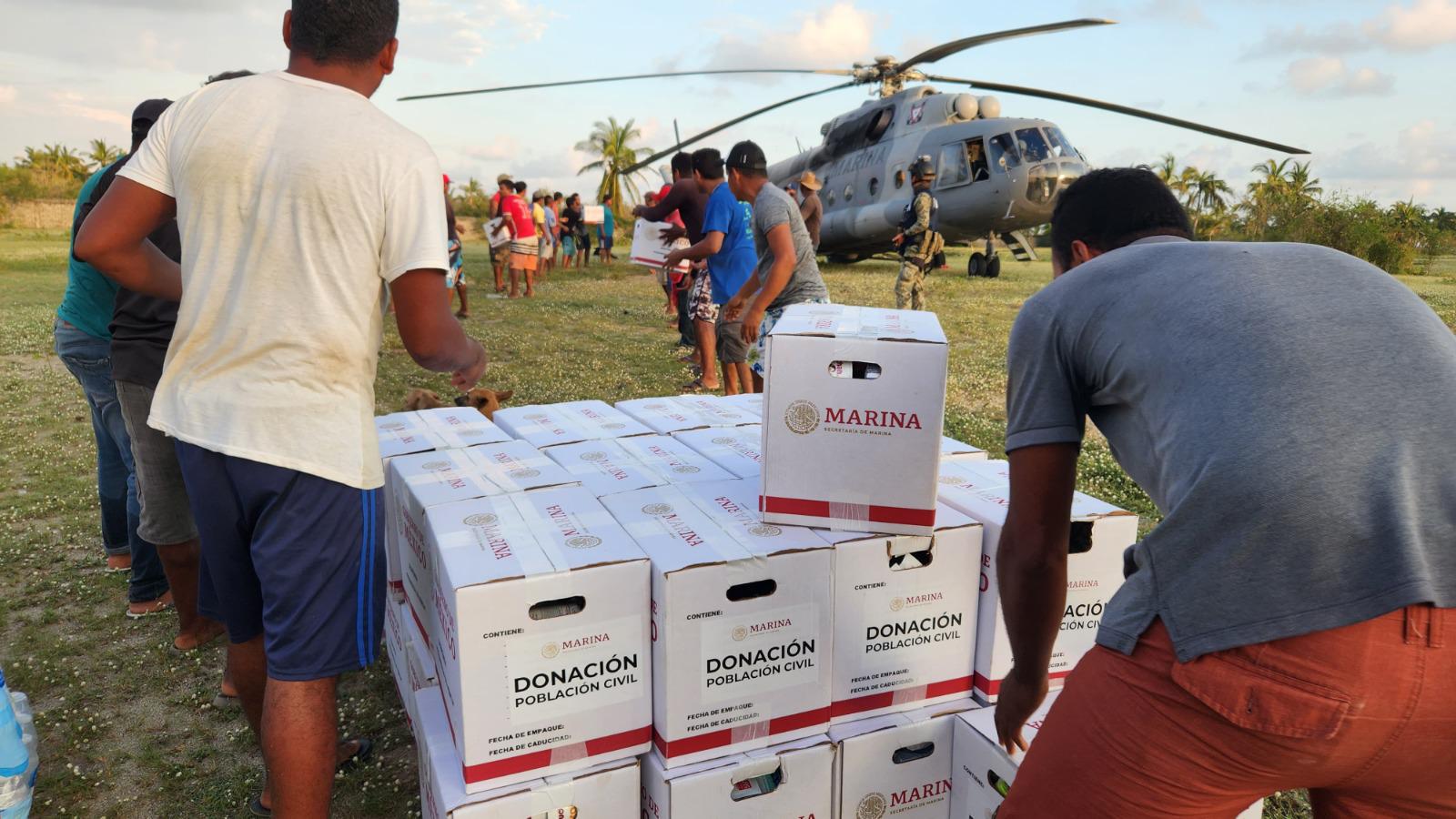 $!Da personal naval su mayor esfuerzo en el traslado y entrega directa de despensas en Guerrero