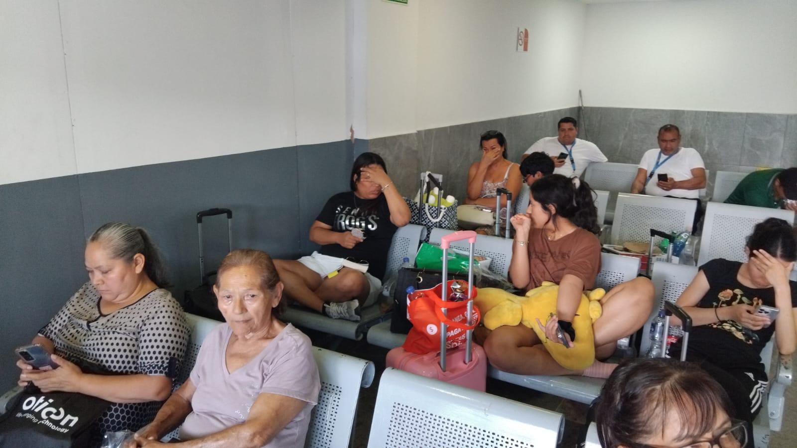 $!Esperan familias hasta 6 horas en central camionera de Mazatlán por bloqueo en carretera