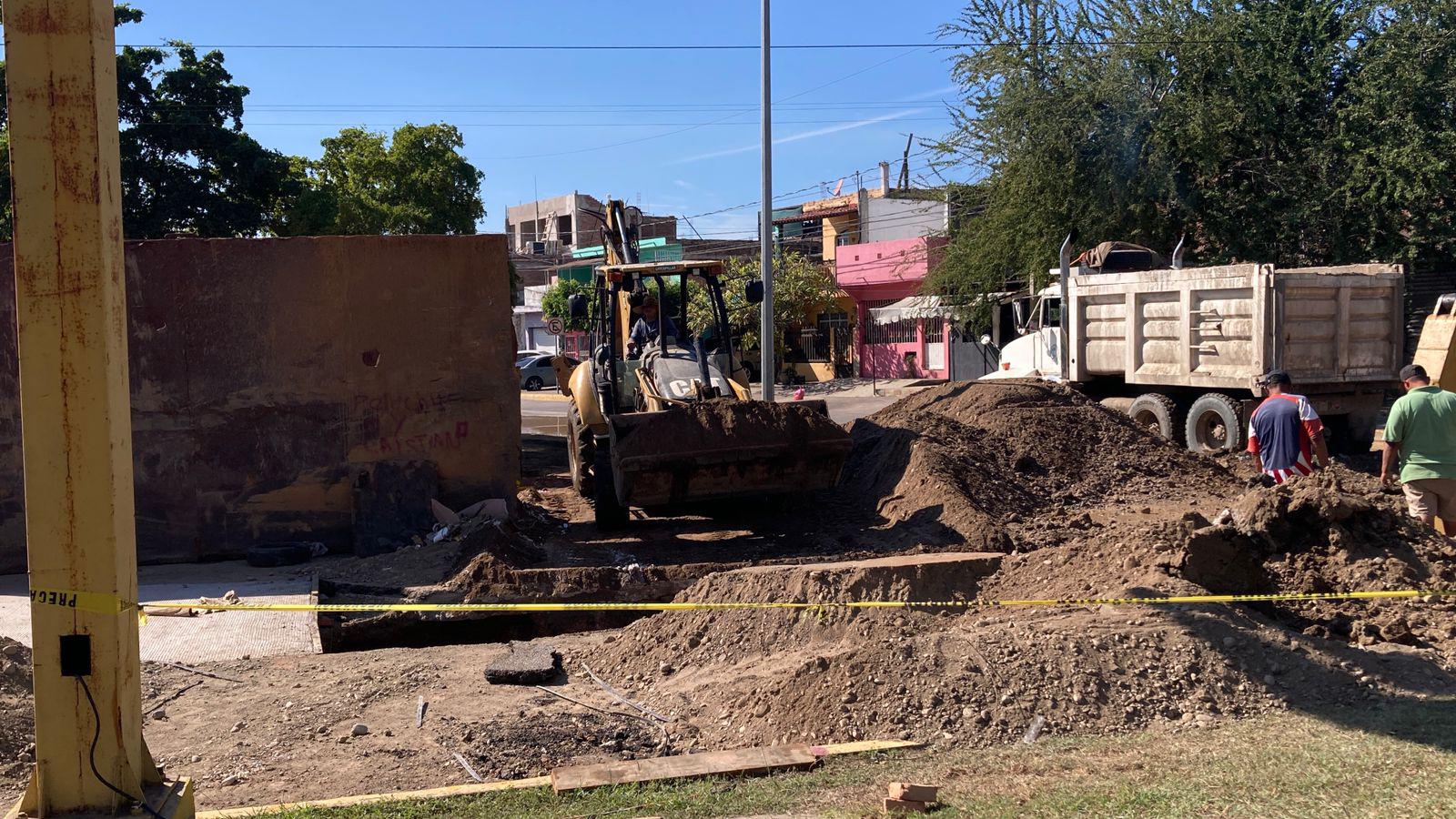 $!Genera congestionamiento vehicular cierre de tramo de Avenida Insurgentes por obras en colector sanitario