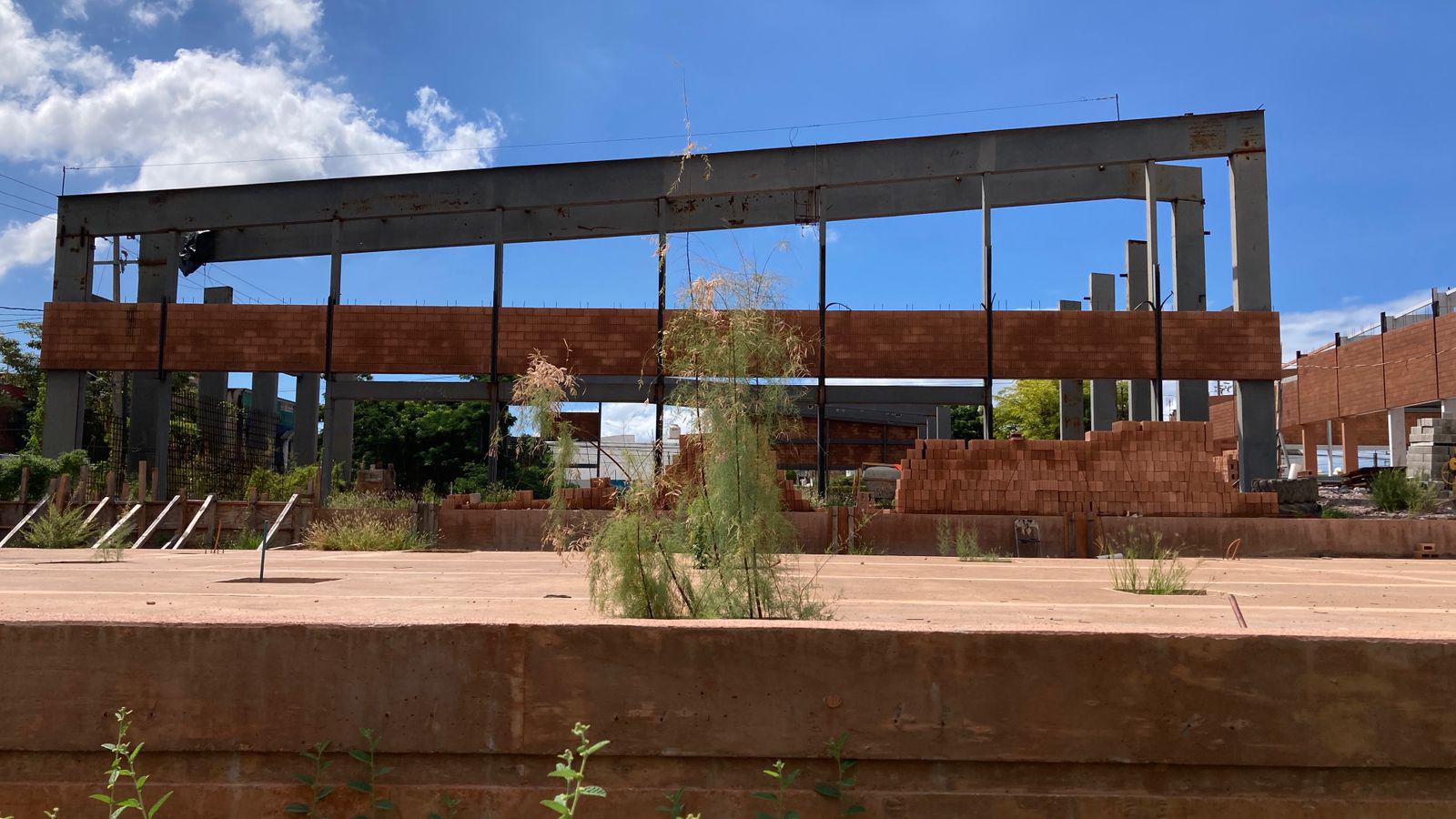 $!Cimientos con oxidación, monte crecido y materiales olvidados dejó la obra en pausa del Polideportivo ‘Marco Verde’