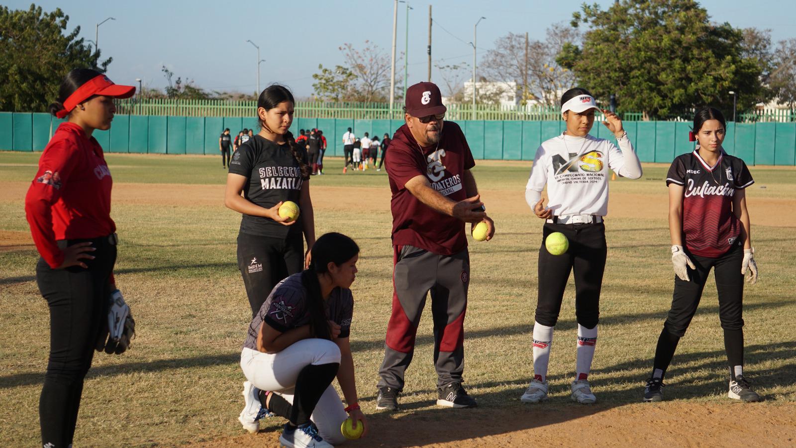 $!Sinaloa afina su softbol femenil rumbo al Macro Regional Conade