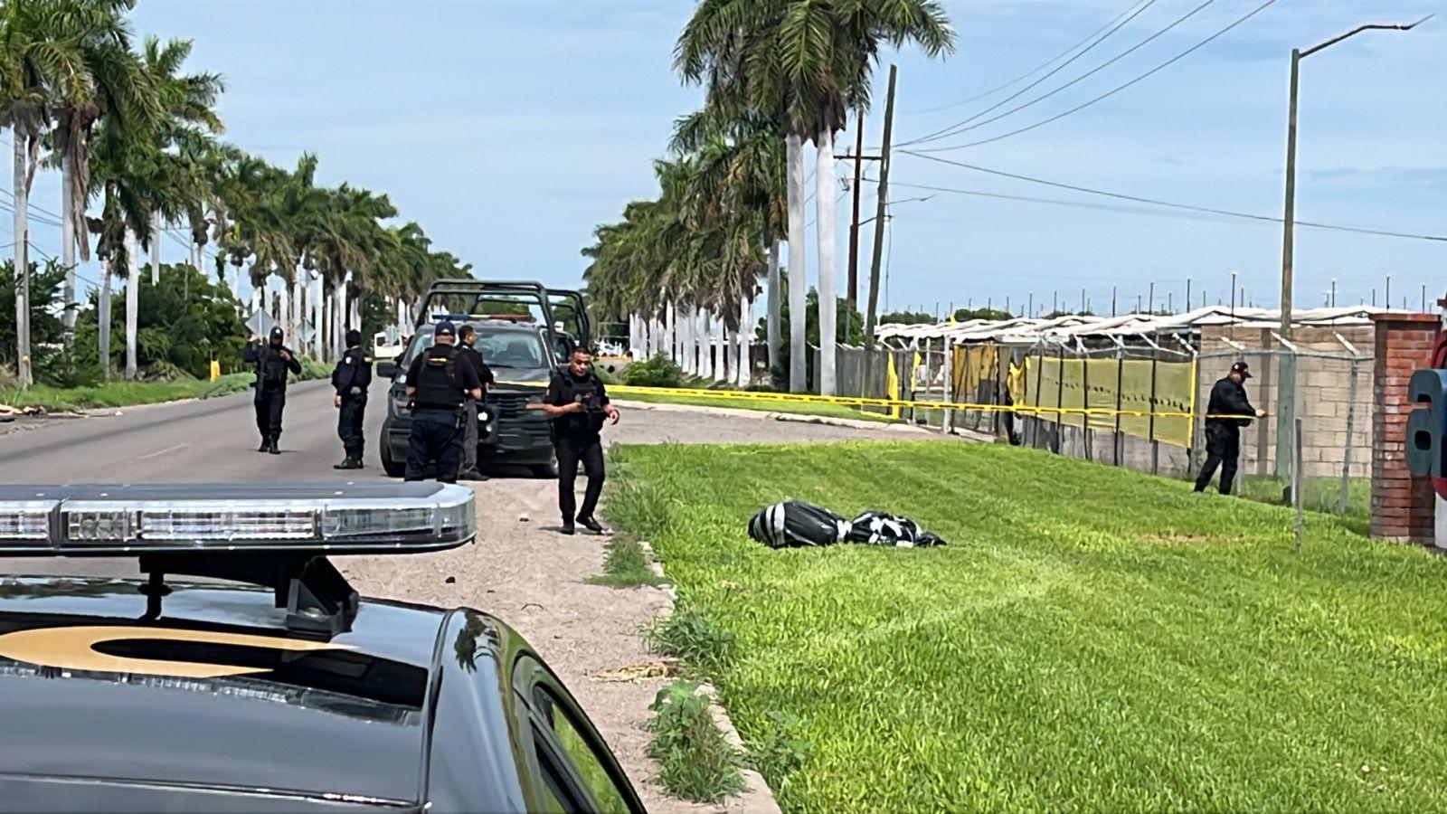 $!Encuentran dos cuerpos embolsados en la carretera “La 20”, en Culiacán