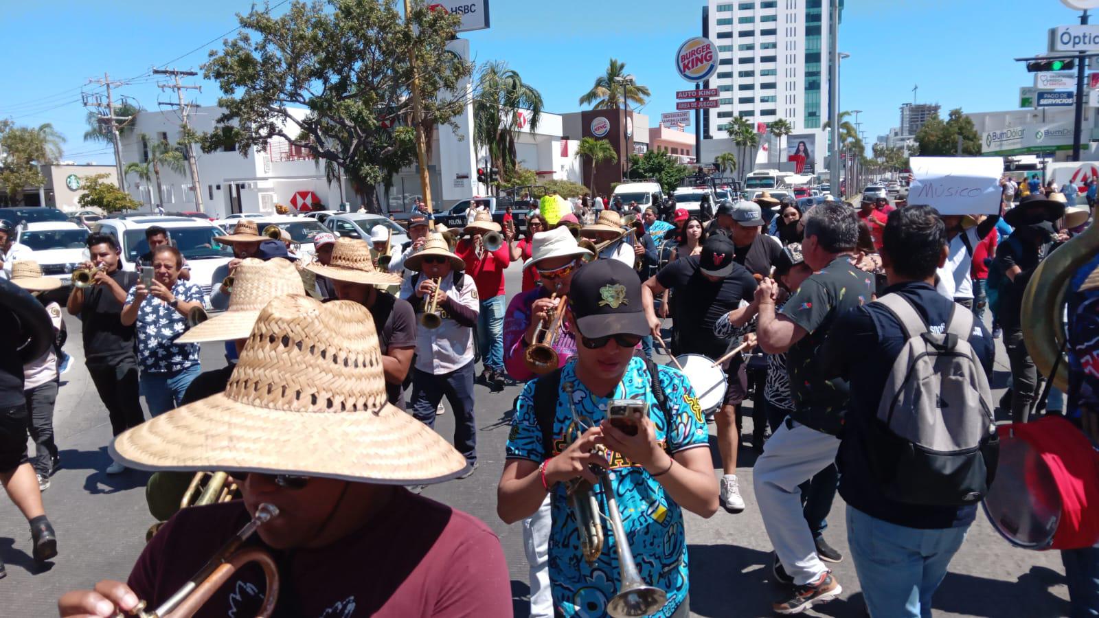 $!Se manifiestan músicos tocando y con marcha en plena zona turística