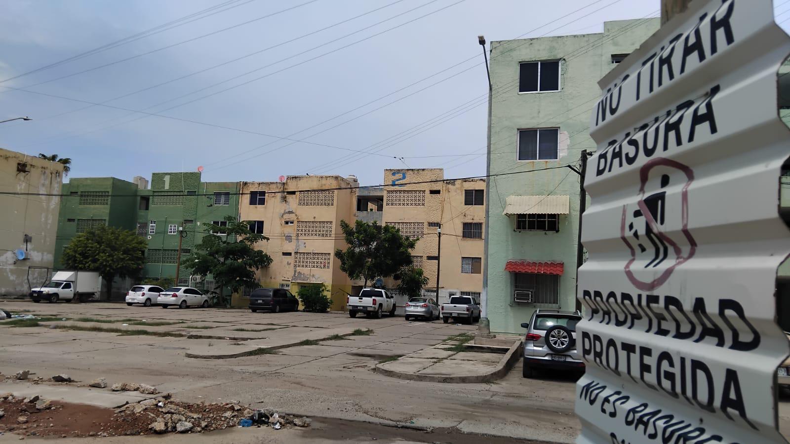 $!Entre basura y desechos, continúa la contaminación en el fraccionamiento El Toro, en Mazatlán