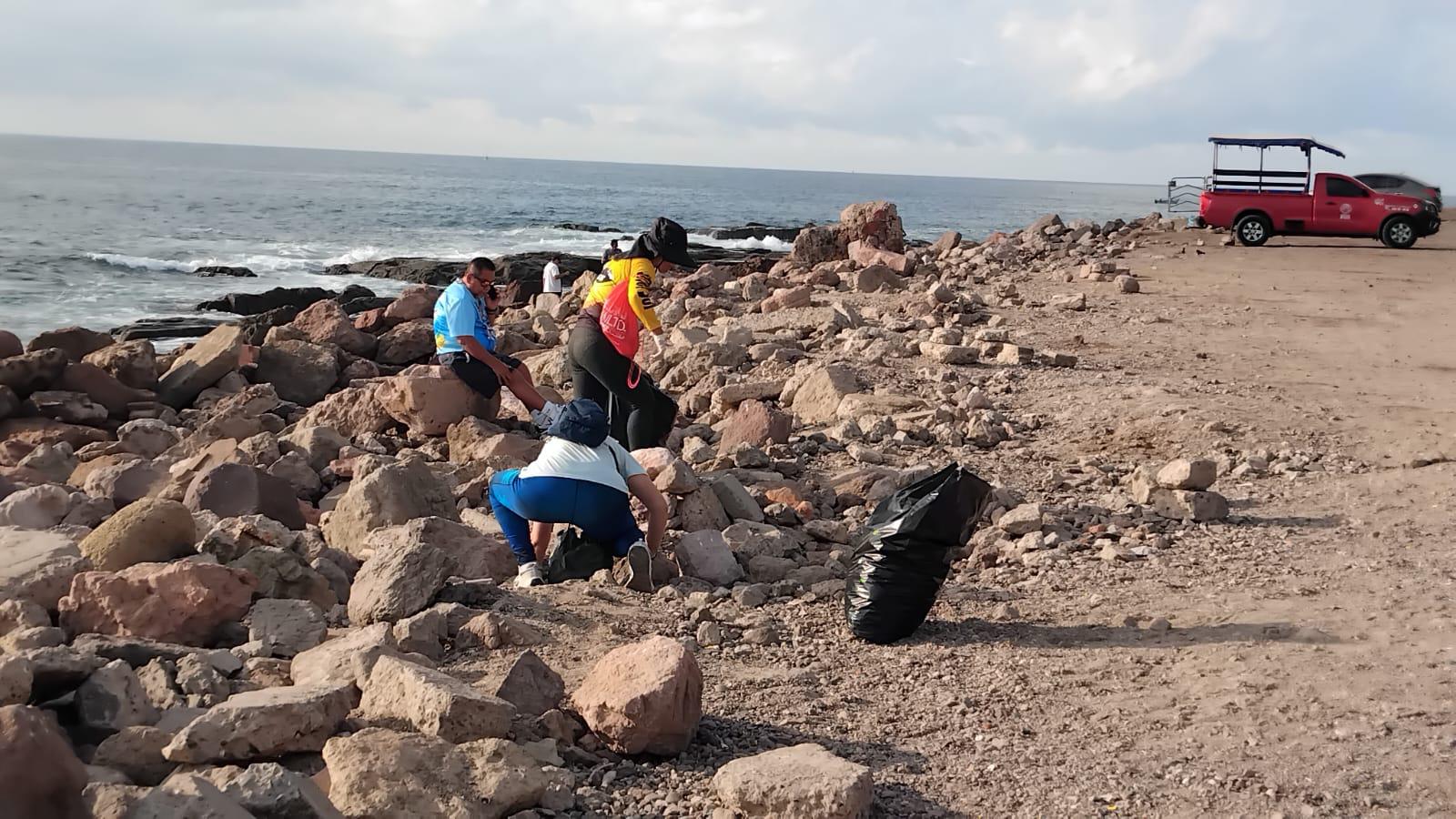 $!Unen esfuerzos para librar de basura la escollera del Faro Mazatlán