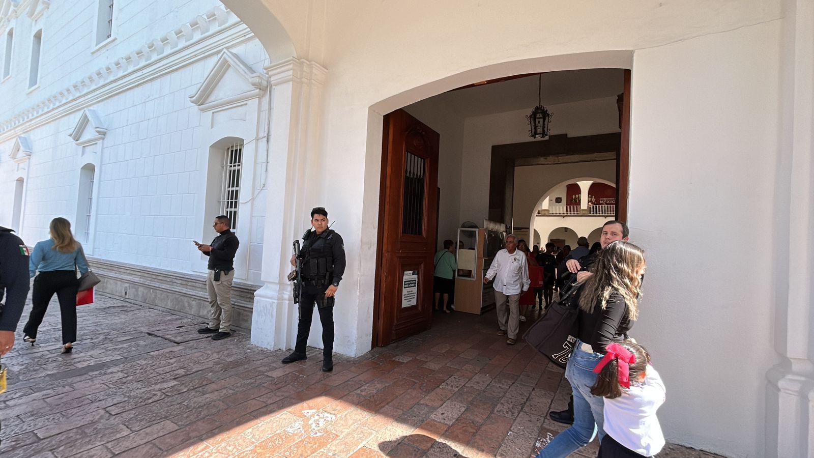 $!Resguardan Ayuntamiento de Culiacán tras detonaciones en el Centro