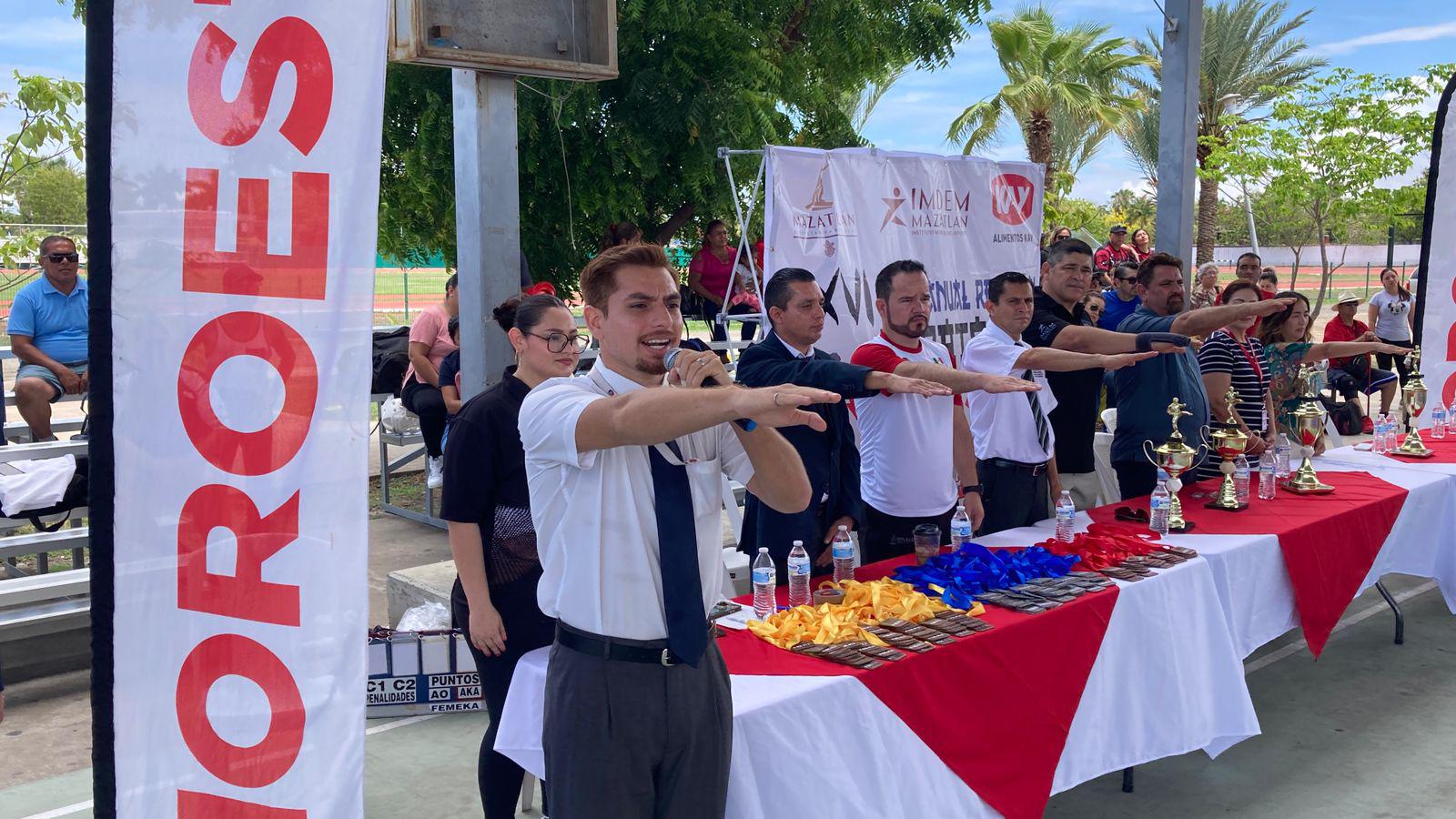 $!Jesús Moreno Bautista realizó la toma de protesta a los competidores.