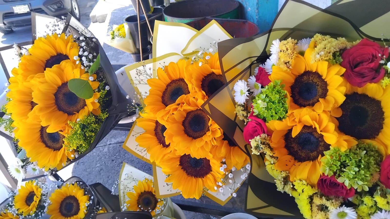 $!Se mantiene tradición de flores amarillas en Mazatlán pese a menos ventas