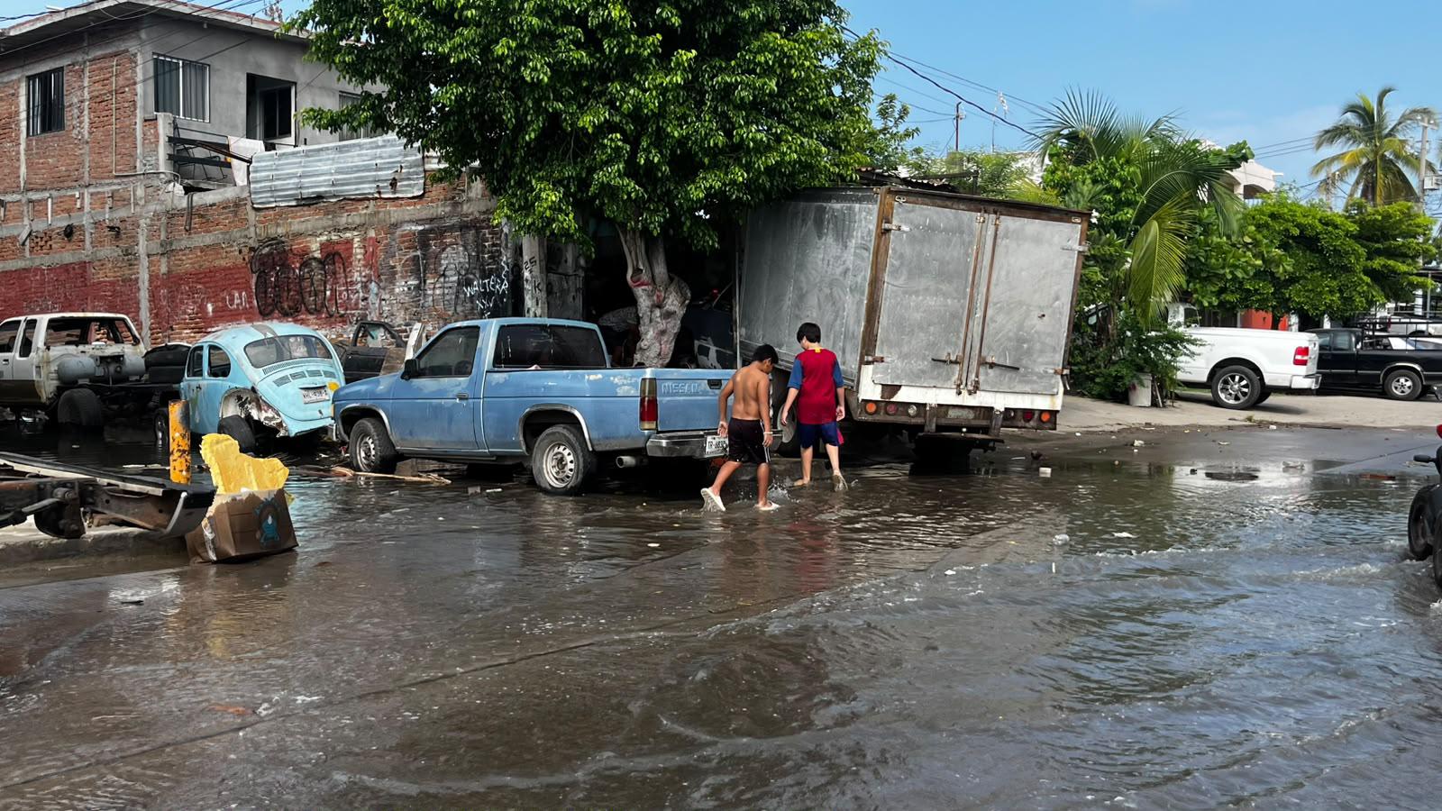 $!Se desborda el Arroyo Jabalines y afecta calles de la Colonia Estero, en Mazatlán
