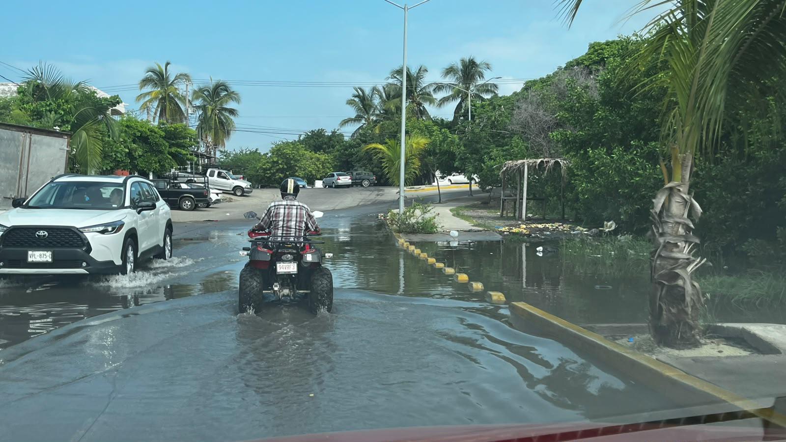 $!Se desborda el Arroyo Jabalines y afecta calles de la Colonia Estero, en Mazatlán