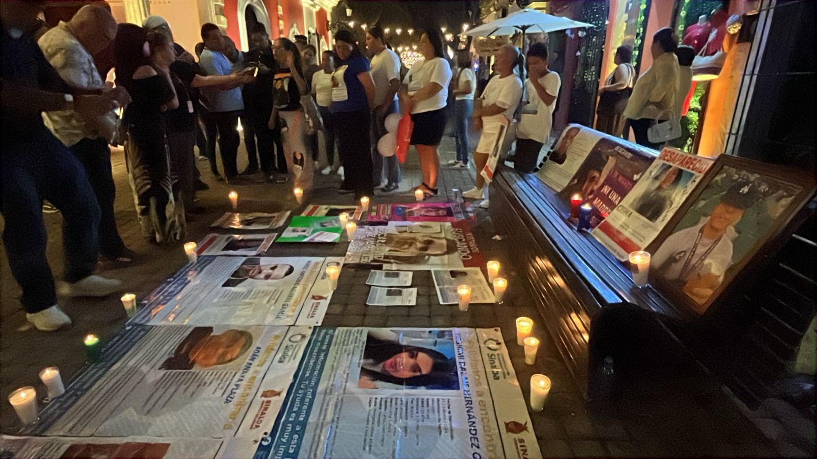 $!Madres de personas desaparecidas se manifiestan afuera del teatro Ángela Peralta, en Mazatlán
