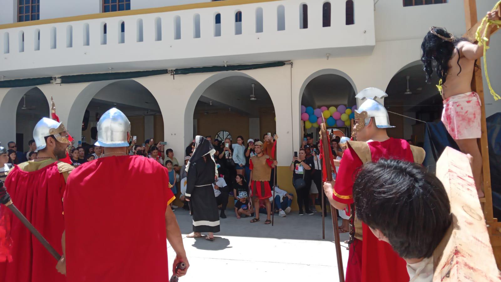 $!Mazatlecos y turistas atestiguan el Viacrucis Viviente en calles del Centro de puerto