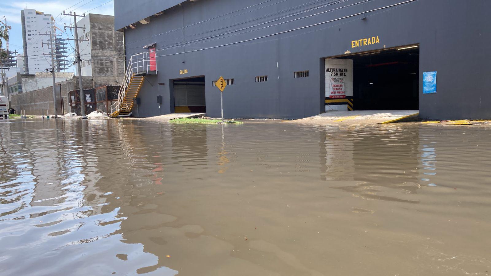 $!Permanece inundada la Cruz Lizárraga tras lluvia de este domingo en Mazatlán