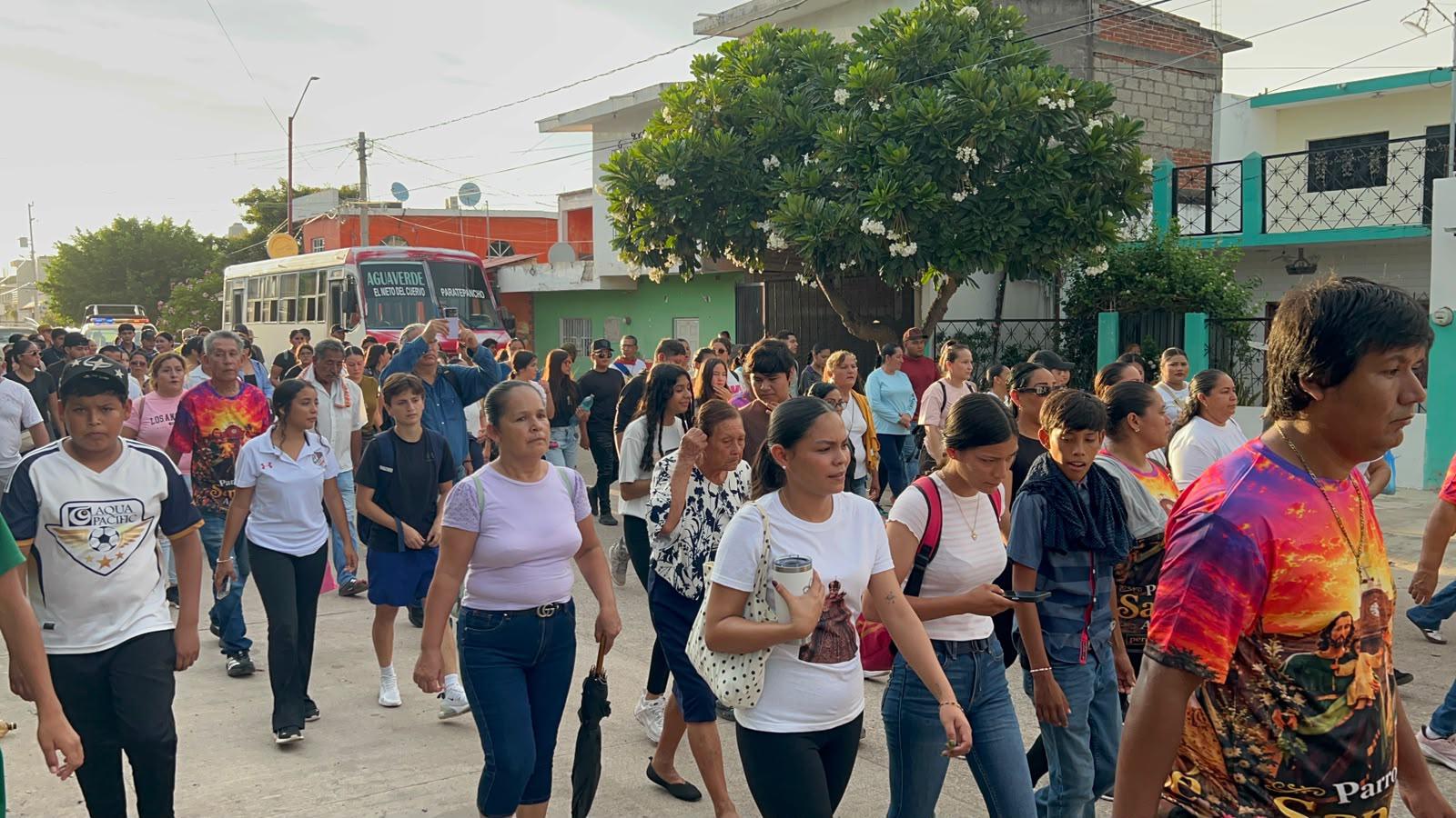 $!Pueblo de Agua Verde peregrina para agradecer la salud de joven y pedir paz a la Virgen del Rosario