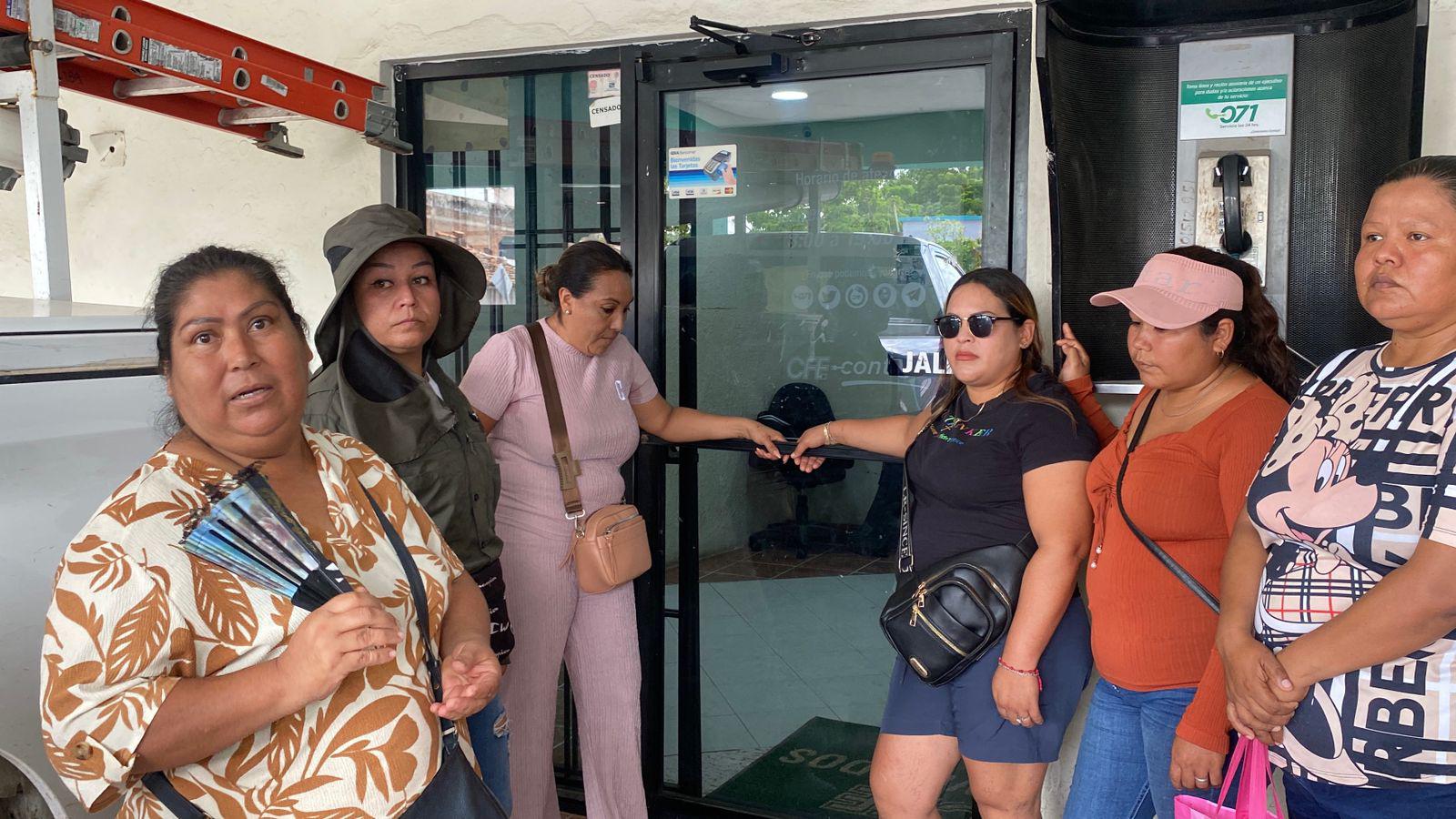 $!Habitantes de Isla del Bosque protestan en oficinas de la CFE en Escuinapa por fallas en la luz