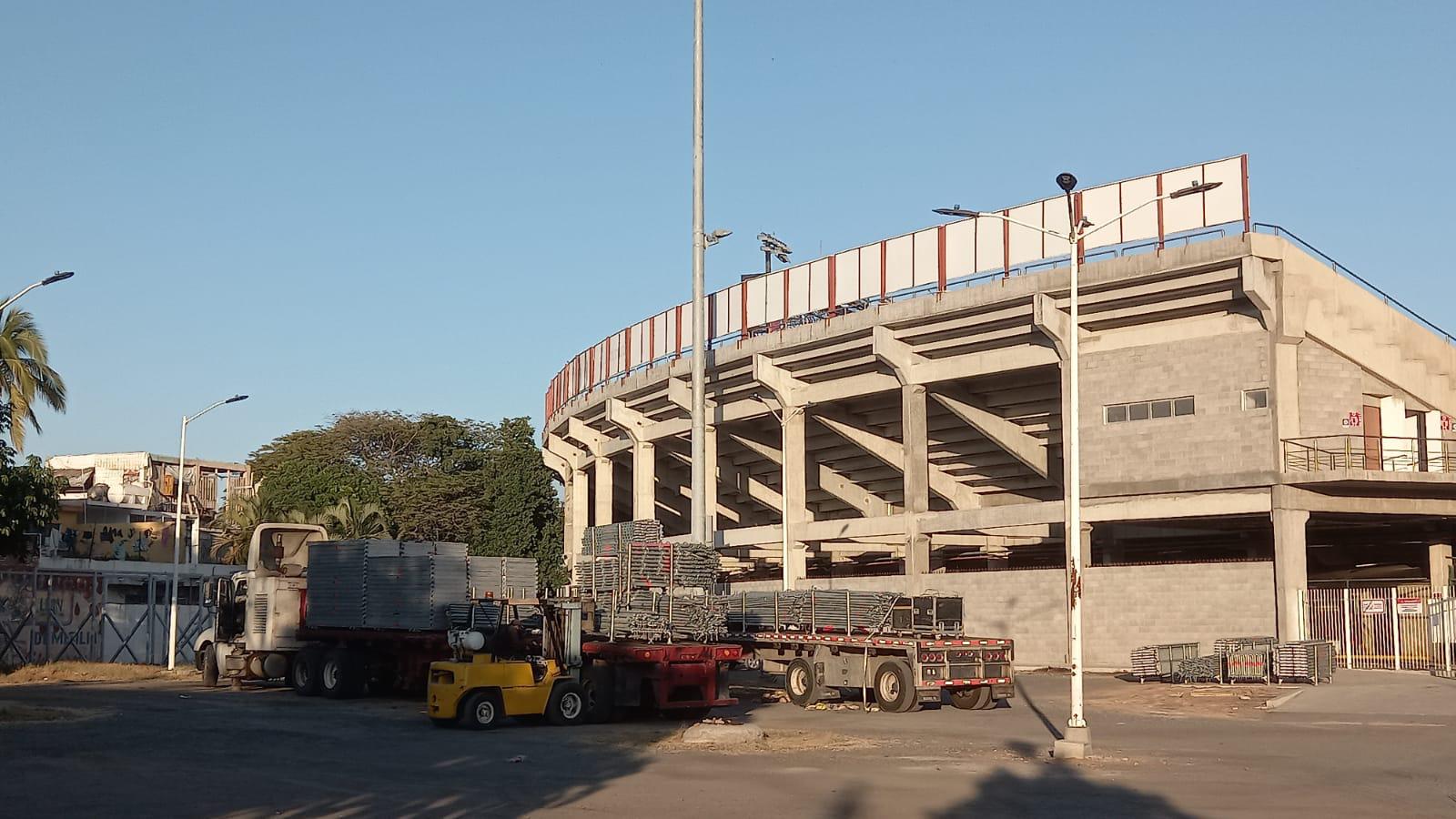$!Al ‘Teodoro Mariscal’, en Mazatlán, llegan estructuras metálicas similares a las usadas en escenarios musicales