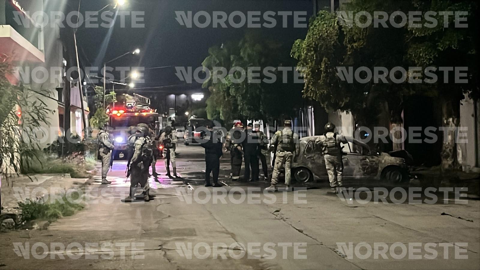 $!Queman vehículo tras estrellarlo contra cochera de una casa en la colonia Chapultepec, en Culiacán