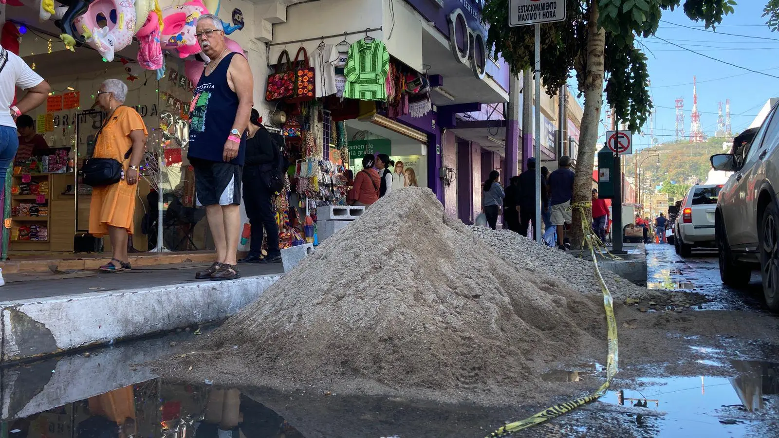 $!En incertidumbre, comerciantes del Centro de Mazatlán por obras en banqueta frente al mercado