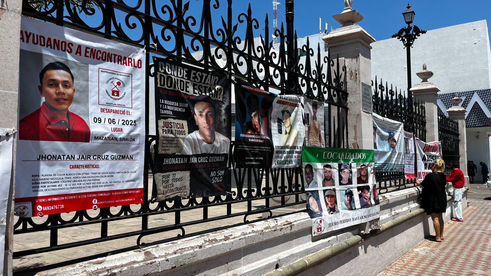 $!Elevan plegaria por sus desaparecidos en Catedral de Mazatlán