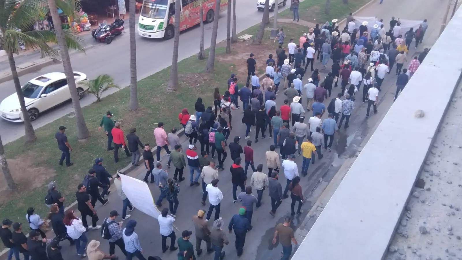 $!Marchan acuacultores en Mazatlán contra las importaciones de camarón