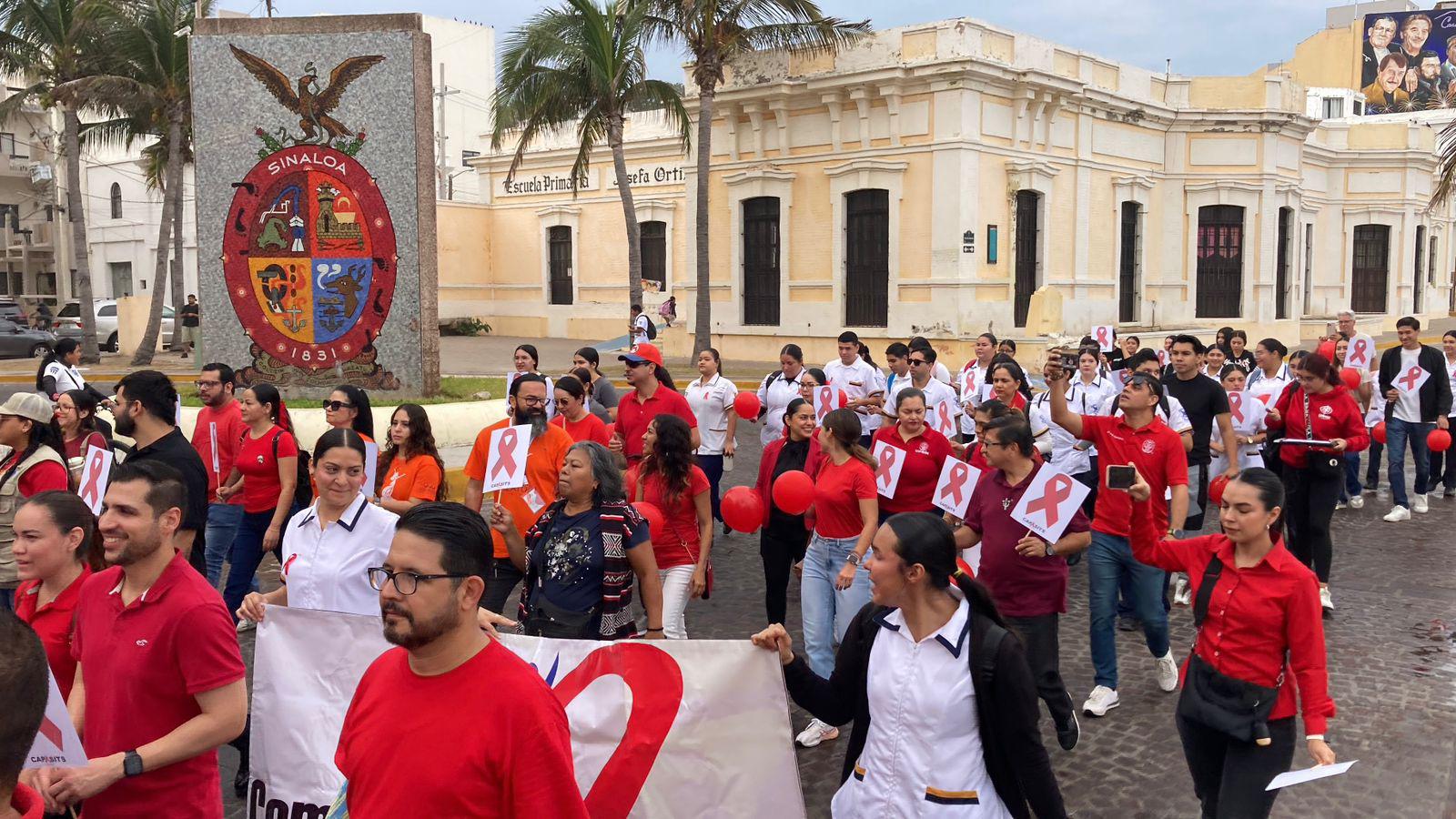 $!Marchan en Mazatlán por el Día Mundial de la Lucha contra el VIH/Sida