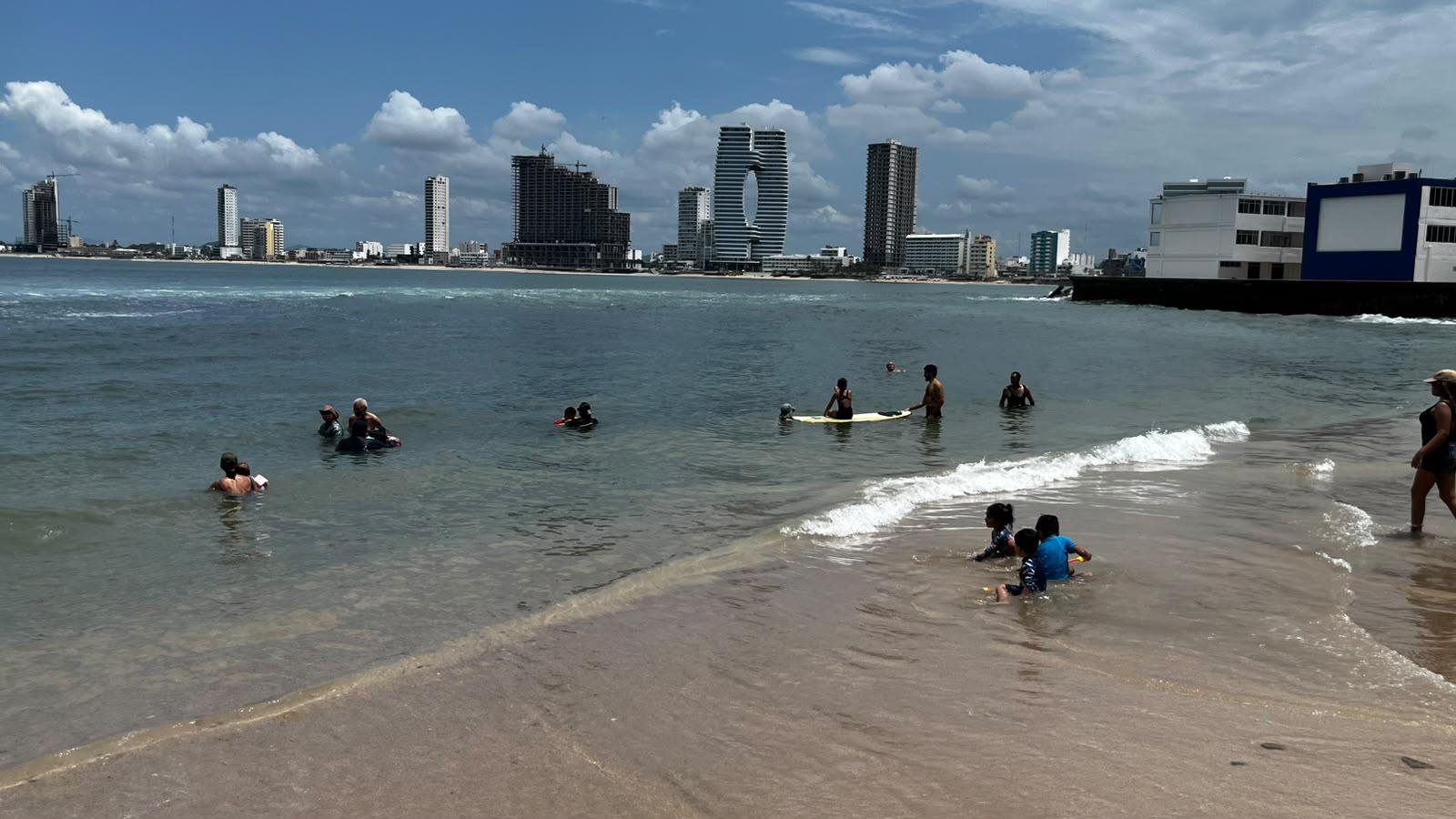 $!Disfrutan bañistas entre aguas negras y menos saturación de Playa Pinitos
