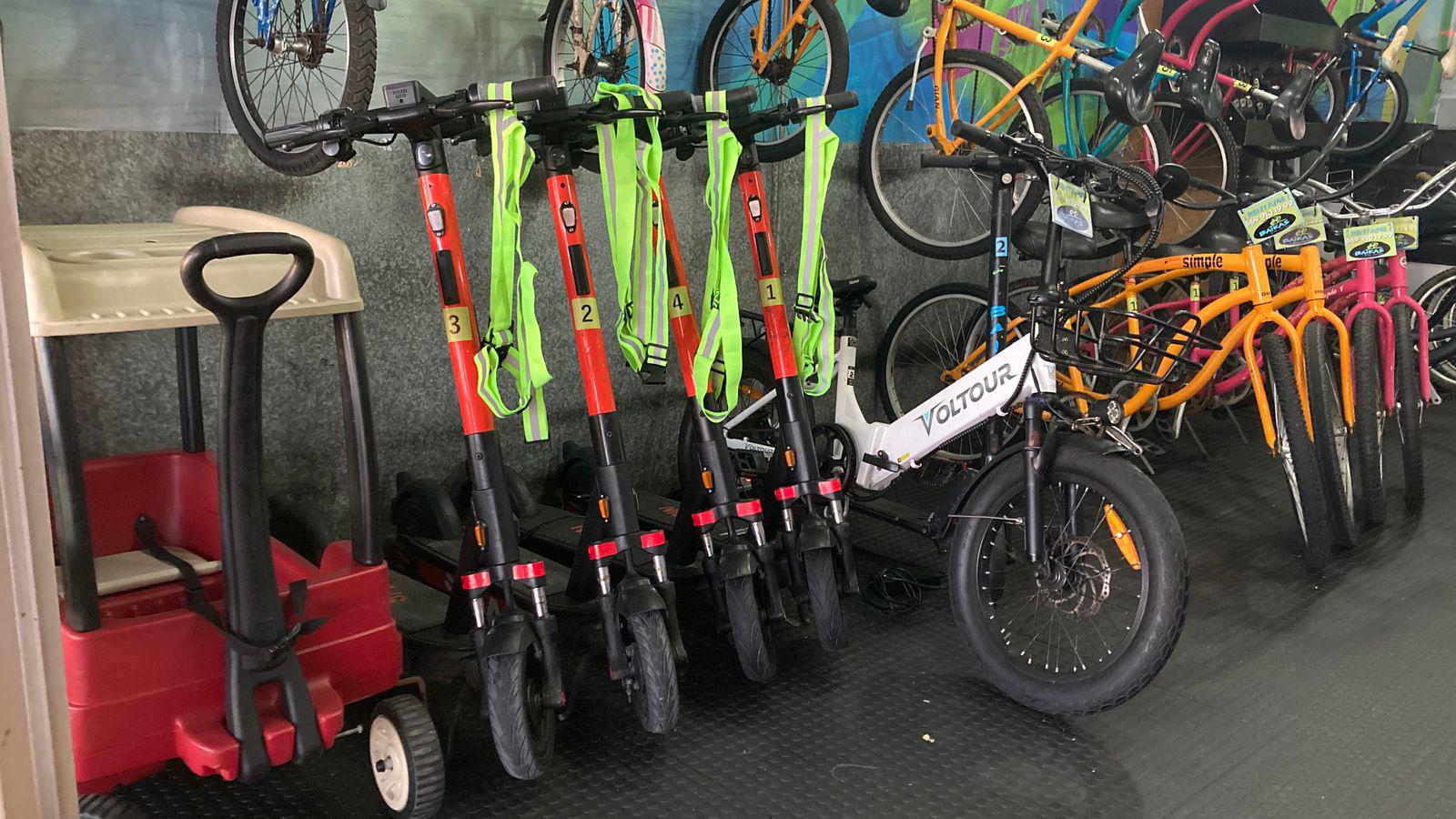 $!En Olas Altas, negocios se aseguran que clientes respeten las nuevas normas al usar scooters