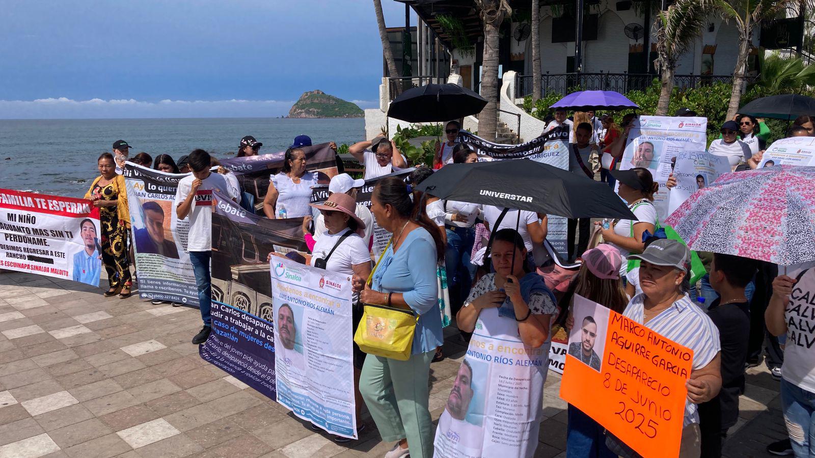 $!Marchan familiares de María Cecilia, Juan Carlos, Martín Rubén y Luis Antonio, desaparecidos en Mazatlán