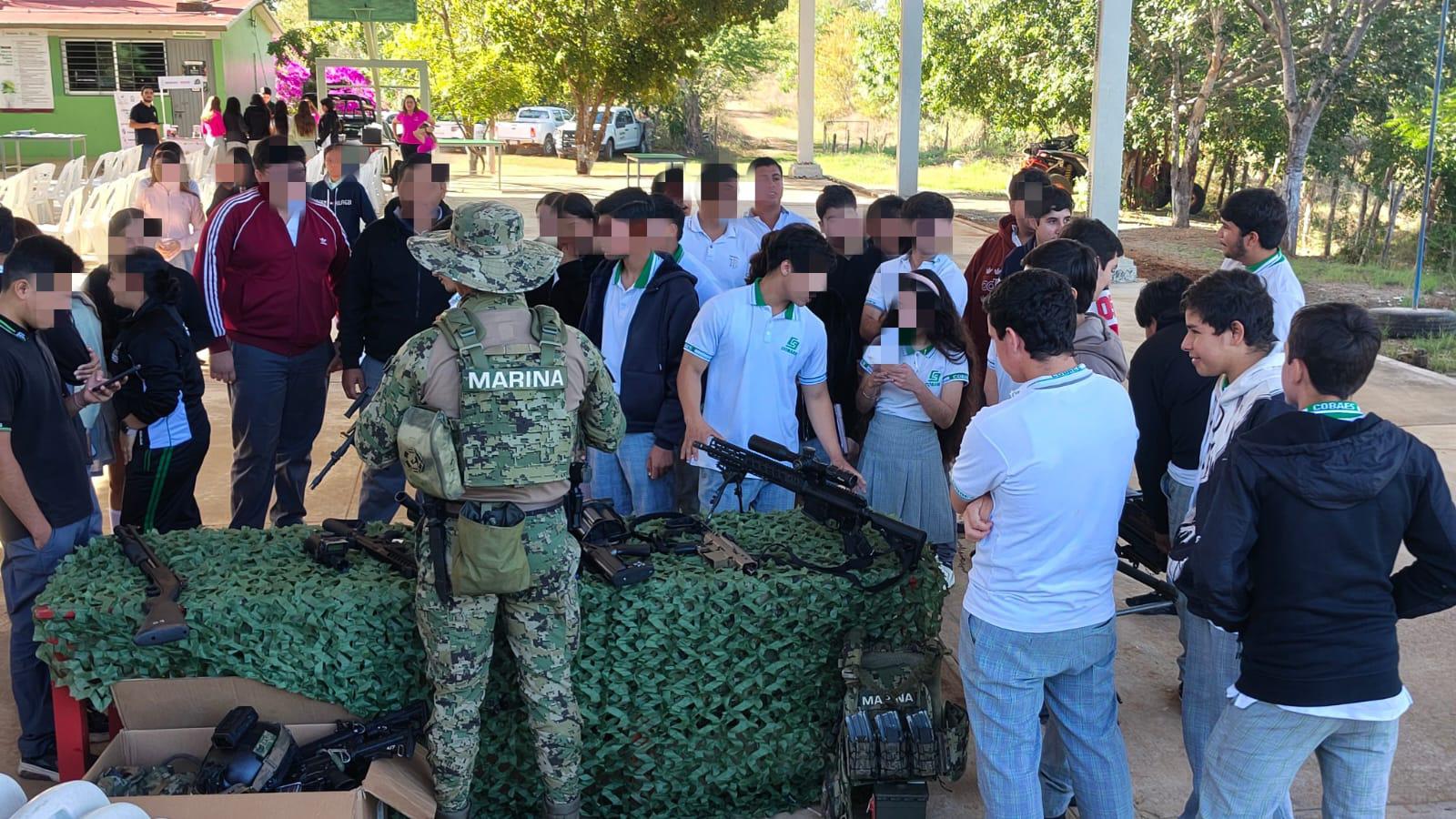 $!Instala Marina stand para reforzar la proximidad social con la ciudadanía estudiantil en Mazatlán