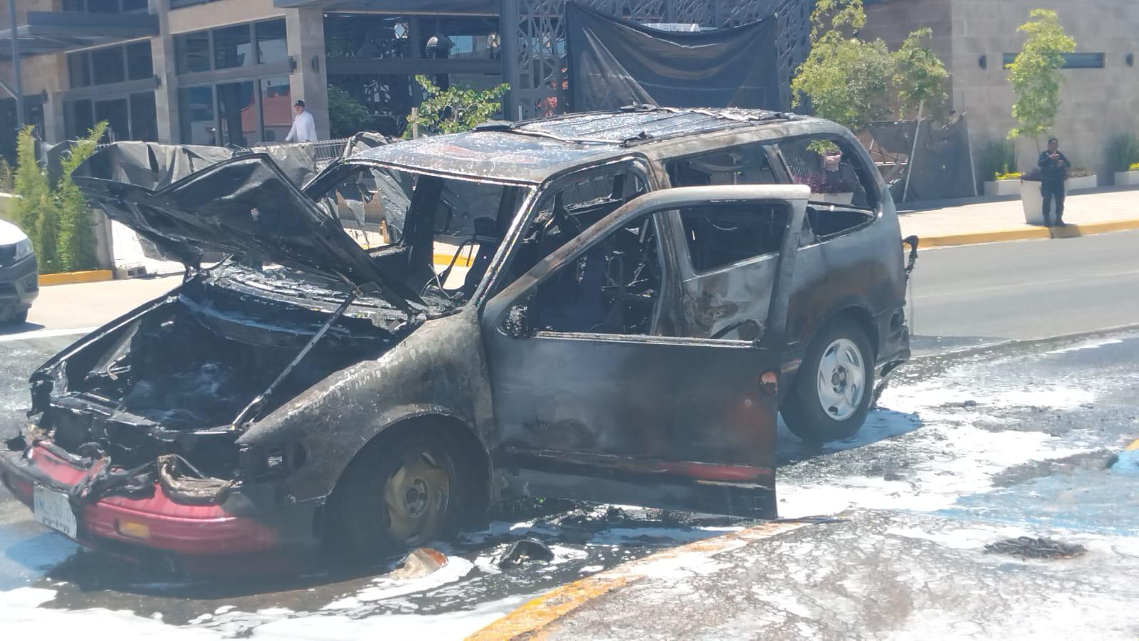 $!Explota camioneta en Ejército Mexicano y moviliza a cuerpos de emergencia en Mazatlán