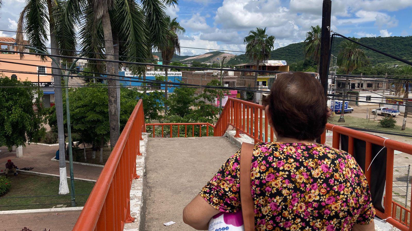 $!Cableado mal puesto sobre puente peatonal representa un riesgo en Urías